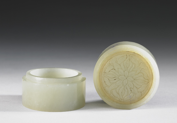 清 青玉雕花小圓盒